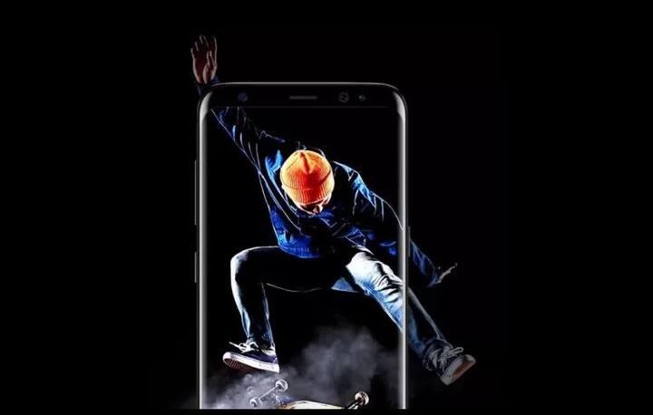 'एंड्रॉइड हेडलाइन्स' की रिपोर्ट में यह दावा किया गया है कि सैमसंग अपने गैलेक्सी एस-सीरीज और नोट सीरीज में इस्तेमाल की गई हीट कम करने की तकनीक को साल 2018 में आने वाले अपने स्मार्टफोन्स में भी जारी रखेगा. अपने स्मार्टफोन्स में सैमसंग यह तकनीक साल 2016 से ही देता आया है.