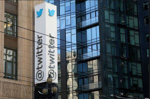 'मोमेंट्स' के अलावा ट्विटर ने लोगों के लिए समाचार, मनोरंजन और खेल श्रेणी में नए 'एक्सप्लोर' टैब के माध्यम से नवीनतम 'मोमेंट्स' ढूंढना आसान बना दिया है.