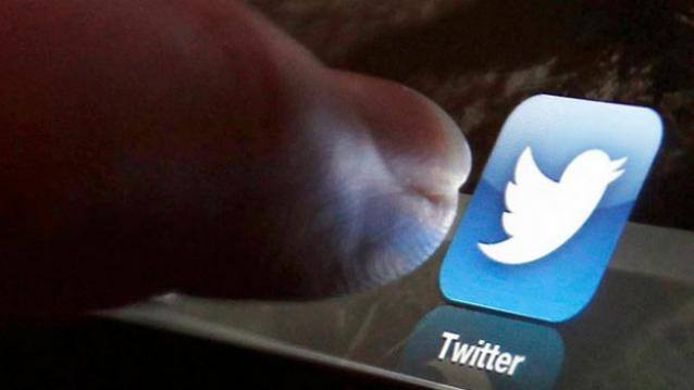 'मोमेंट्स' लोगों को ट्विटर पर सबसे अच्छे ट्वीट्स को ढूंढने तथा प्राप्त करने में मदद करेगा, चाहे वे उसे डालने वाले को फॉलो करते हों या नहीं. यह इस्तेमाल में आसान स्टोरीटेलिंग फॉर्मेट में है.