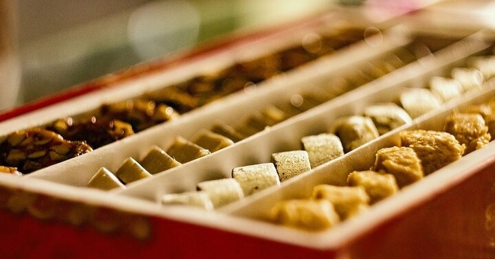 diwali 2021 identify fake sweets  before buying Diwali 2021: दिवाळीमध्ये भेसळयुक्त मिठाईपासून सावध राहा; खरेदी करताना ही घ्या काळजी