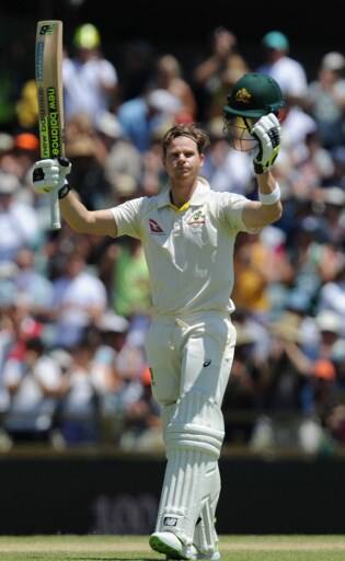 दरअसल स्मिथ के नाम के ये कसीदे इसलिए पढ़े जा रहे हैं क्योंकि उन्होंने क्रिकेट के सबसे बड़े टेस्ट टूर्नामेंट एशेज़ के तीसरे टेस्ट के तीसरे दिन भी शतक ठोंक दिया है. इसे लिखे जाने तक उनका खेल जारी है. 