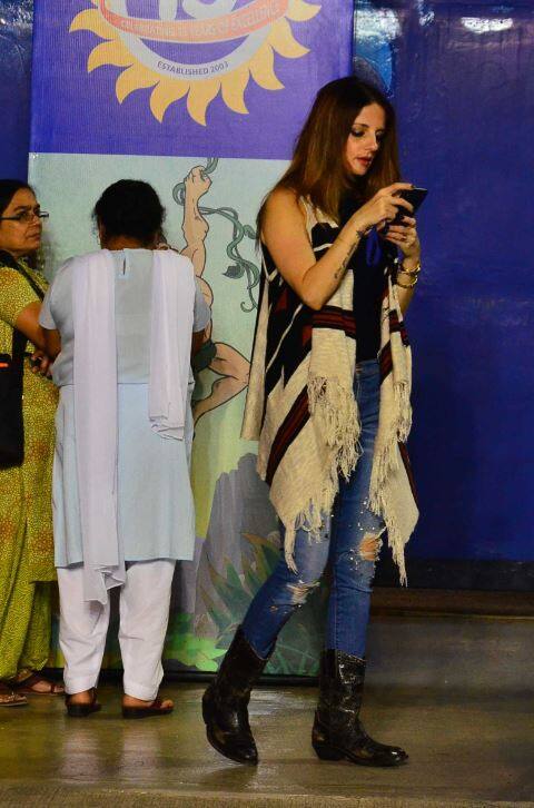 इस दौरान सुजैन ऋतिक के बिना ही नजर आईं. वैसे तलाक दे बाद दोनों बच्चों के साथ गुड टाइम स्पेंट करते नजर आते हैं लेकिन स्कूल में ऋतिक उनके साथ नजर नहीं आए.