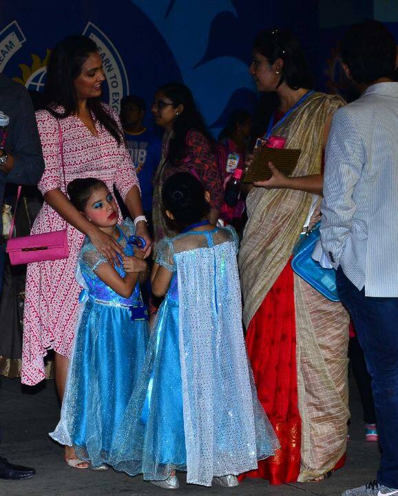 लारा दत्ता भी परिवार के साथ इस दौरान नजर आईं. बेटी साएरा भूपति और लारा दत्ता के पति महेश भूपति ने इस दौरान बेटी के साथ जमकर मस्ती की.