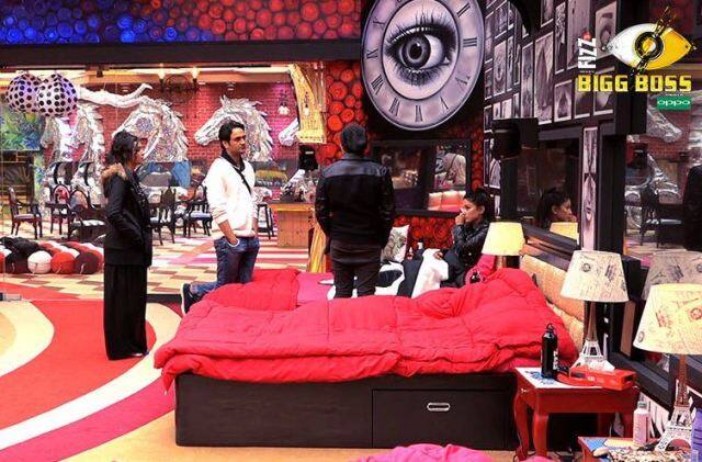  विकास ने हिना खान की बातें सुनने का विकल्प चुना. इसके बाद जब वह घर में वापस आए तो उन्होंने लव त्यागी को निशाने पर लेते हुए अपने बारे में कही गई बातों को भी उगलवा लिया. अपनी इस चाल से विकास गुप्ता ने एक बार फिर खुद को मास्टरमाइंड साबित किया.