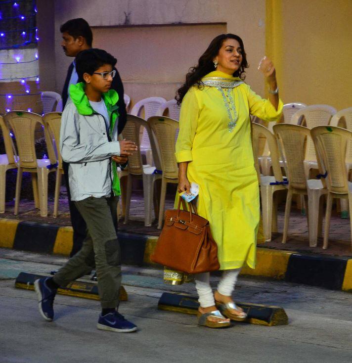काफी समय बाद जूही चावला किसी ईवेंट में नजर आई हैं. इस दौरान उनका बेटा भी उनके लाथ था.