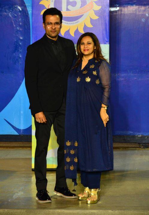 एनुअल फंक्शन में पत्नी के सात पोज देते रोहित रॉय. 