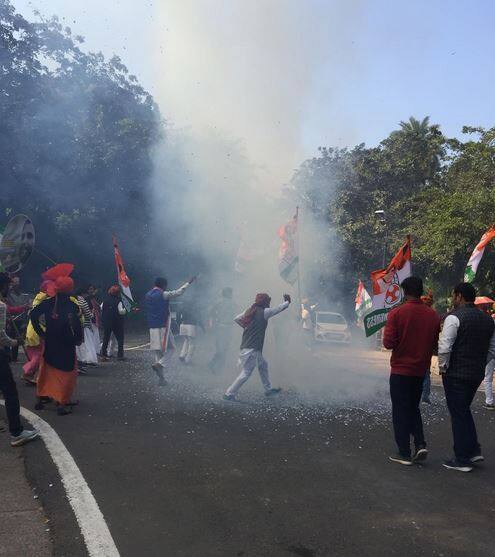 राहुल की ताजपोशी के लिए लोग खुशी से झूमते हुए जश्न मना रहे हैं.