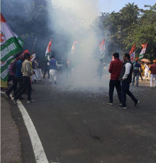ये हैं राहुल के घर, 12 तुग़लक़ लेन के बाहर की कुछ तस्वीरें. 