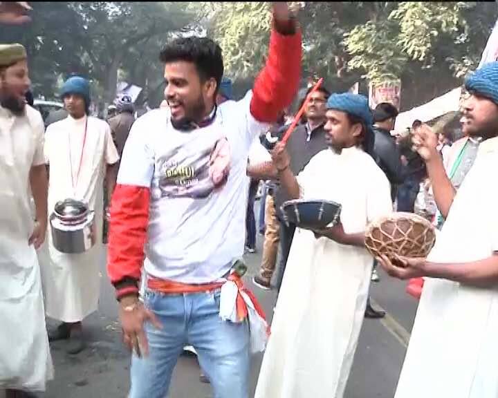 राहुल गांधी ने अध्यक्ष बनते ही कहा मेरे लिए कांग्रेस पार्टी का जो कार्यकर्ता है, जो इस पार्टी की विचारधारा को अपने खून पसीने से देश के हर गांव, हर शहर पहुंचाता है उसकी रक्षा करना मेरी जिम्मेदारी है.