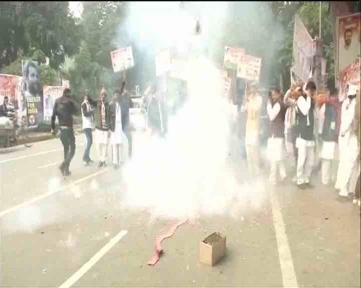 अध्यक्ष बनते ही राहुल गांधी ने पहले संबोधन में बीजेपी पर करारा वार किया और कहा कि बीजेपी पूरे देश में हिंसा फैला रही है.