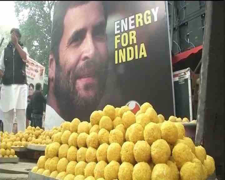 खुशी में बांटे गए बूंदी के लड्डू.