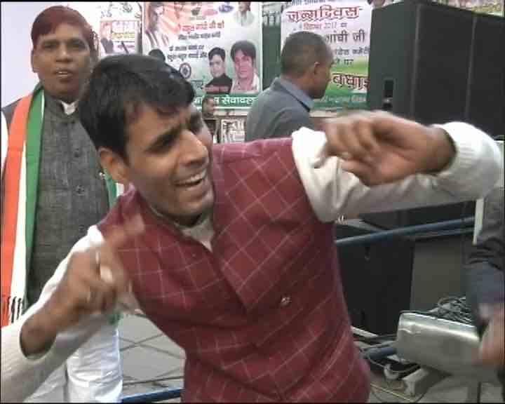 तो कहीं नाचकर...