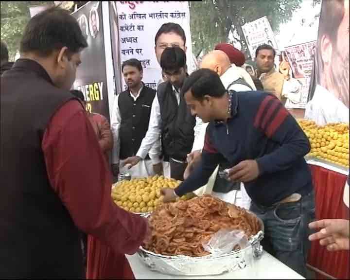 कहीं मिठाइयां बांटकर खुशियों का इजहार किया जा रहा है...