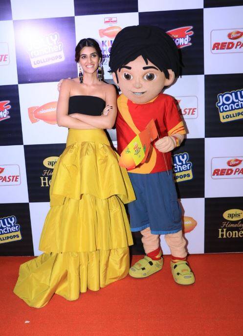 आपको बता दें कि बॉलीवुड अभिनेता वरुण धवन, अभिनेत्री कृति सैनन और रैपर बादशाह ने इस अवॉर्ड शो में शामिल होकर इसमें चार चांद लगा दिए.