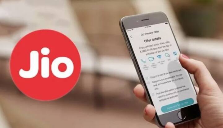  इसके अलावा रिलायंस ट्रेंड से ग्राहक को 1,999 रुपये की शॉपिंग करने पर 500 रुपये का डिस्काउंट मिलेगा. इस तरह कंपनी कुल 2599 रुपये का फायदा 399 के रिचार्ज पर दे रही है. 