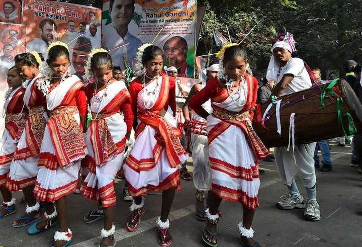लोकनृत्य प्रस्तुत करती बच्चियां
