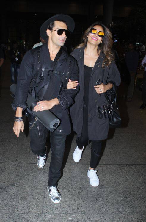 खास बात ये रही कि पति करण भी पूरे ब्लैक कपड़े में ही दिखाई दिए. गौरतलब है कि दोनों ही अक्सर साथ नजर आते रहते हैं. (तस्वीर: मानव मंगलानी)