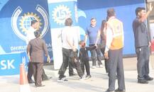 पूरे परिवार के साथ अंबानी स्कूल के एनुअल फंक्शन में नज़र आए शाहरुख खान, देखें तस्वीरें