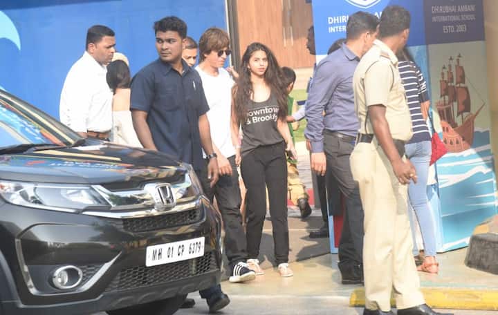 इस दौरान सुहाना खान पापा शाहरुख के साथ दिखाईं दीं.