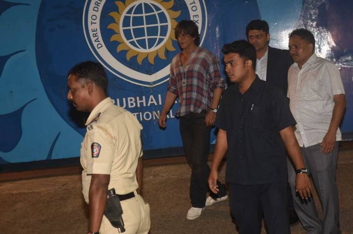 शाहरुख खान स्कूल के बाहर कुछ इस अंदाज में घूमते नज़र आए. आगे देखें और भी तस्वीरें... (तस्वीर: मानव मंगलानी)