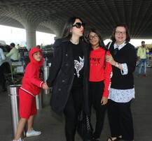 In Pics: करीना के बाद करिश्मा कपूर विद फैमिली पहुंची पटौदी पैलेस