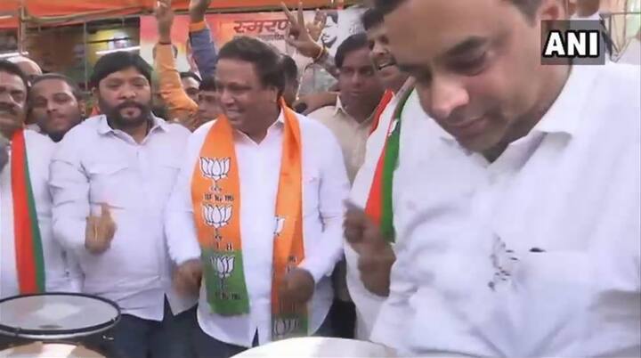 ऐसी शानदार जीत के बाद पीएम मोदी के लिए साल 2019 में होने वाले लोकसभा चुनाव की राह आसान होने की संभावना है. सभी तस्वीरें ANI के ट्विटर हैंडल से ली गई हैं.