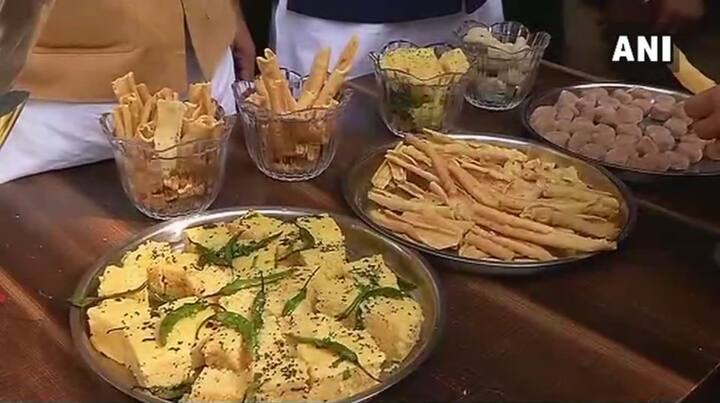 इस तस्वीर में आप गुजरात के ढोकला और फाफड़ा जैसे मशहूर व्यंजन देख सकते हैं. खुशी की लहर के बीच कार्यकर्ताओं को इनका स्वाद भी चखने को मिला.