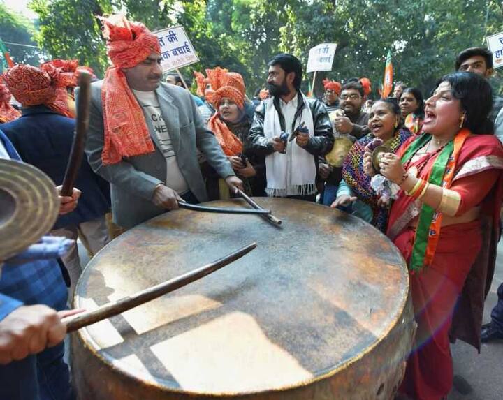 मोदी के नेतृत्व वाले राज्य गुजरात को पार्टी एक बार फिर अपनी झोली में डाल लेगी. इसे लेकर कहीं ढोल नगाड़े बजाए जा रहे हैं, तो कहीं नाच गाना हो रहा है.