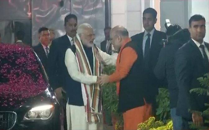 पीएम मोदी के स्वागत में उनकी गाड़ी के ऊपर फूलों की बारिश की गई. इसके साथ ही मोदी अपनी गाड़ी से उतरे तो बीजेपी अध्यक्ष अमित शाह ने हाथ मिलाकर उन्हें दोनों राज्यों के चुनावों में मिली जीत की बधाई दी. 