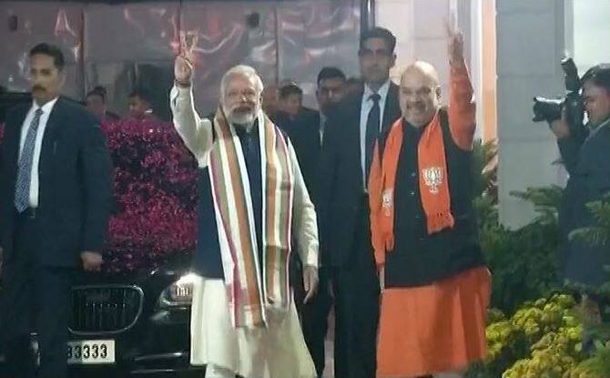 पीएम मोदी और अमित शाह ने जीत के लिए जनता का शुक्रिया अदा करते हुए उंगलियों से 'विक्ट्री' की साइन दिखाते हुए अभिवादन किया. 