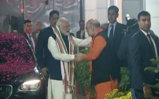 इस दौरान अमित शाह ने काफी गर्मजोशी के साथ गुजरात और हिमाचल प्रदेश विधानसभा चुनावों के बाद पहली बाद पार्टी के मुख्यालय पहुंचे पीएम मोदी का स्वागत किया.