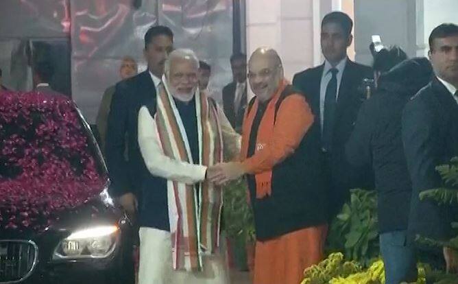 इस दौरान पीएम मोदी और अमित शाह के चेहरे पर जीत की खुशी साफ झलक रही थी. कुछ ही देर पहले अमित शाह ने प्रेस कॉन्फ्रेंस की थी जिसमें उन्होंने पार्टी की भव्य जीत का श्रेय पीएम मोदी को दिया था. 