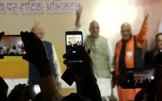 इस संबोधन के दौरान गृह मंत्री राजनाथ सिंह समेत कई कैबिनेट मंत्री यहां मौजूद थे. 
