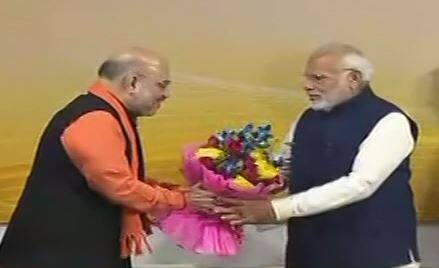 स्टेज पर संबोधन से पहले पार्टी अध्यक्ष अमित शाह मे पीएम मोदी को फूलों का गुलदस्ता देकर स्वागत किया. 