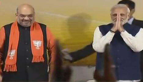 कुछ ऐसा ही भव्य स्वागत पीएम की उस समय भी किया गया था जब वो उत्तर प्रदेश में बेहतरीन जीत के बाद पार्टी के मुख्यालय पहुंचे थे. 