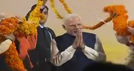 पीएम मोदी को फूलों की माला पहनाई गई. जिसके बाद उन्होंने देश को संबोधित किया. 