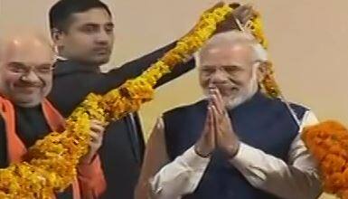 विक्ट्री के साथ साथ पीएम ने हाथ जोड़कर भी इस भव्य जीत के लिए जनता और कार्यकर्ताओं का आभार प्रकट किया. 