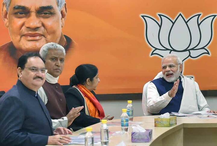 जाति के आधार पर आरक्षण के वादे को लेकर पाटीदारों को अपनी ओर खींचने वाली कांग्रेस को स्पष्ट संकेत देते हुए मोदी ने कहा कि गुजरातियों को बांटने के लिए कुछ लोगों ने 'अपनी चाल चली', लेकिन वे कामयाब नहीं हो पाए. मोदी ने आगे कहा,
