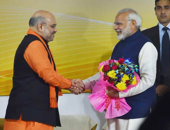 गुजरात में दिन भर आंकड़े ऊपर-नीचे होते रहे, हालांकि बीजेपी ने निर्णायक बढ़त बनाए रखी. शाम होते-होते बीजेपी ने 182 सदस्यीय विधानसभा में पूर्ण बहुमत हासिल कर लिया. चुनाव आयोग के अंतिम आंकड़ों के मुताबिक गुजरात में लगातार छठी बार सत्ता में काबिज होने जा रही बीजेपी 182 सदस्यीय विधानसभा सीटों में से 99 जीती हैं जबकि विपक्षी कांग्रेस 77 सीटें जीती हैं. राकांपा को एक और भारतीय ट्राइबल पार्टी को दो सीटें मिली हैं. तीन सीटों पर निर्दलीय जीते हैं. राज्य में साल 2012 के विधानसभा चुनाव में बीजेपी को 115 और कांग्रेस को 61 सीटें हासिल हुई थीं.
