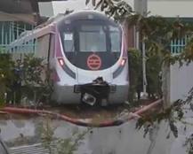 दिल्ली: ट्रायल के दौरान दीवार तोड़कर बाहर निकली ड्राइवरलेस मेट्रो, DMRC ने मानी गलती