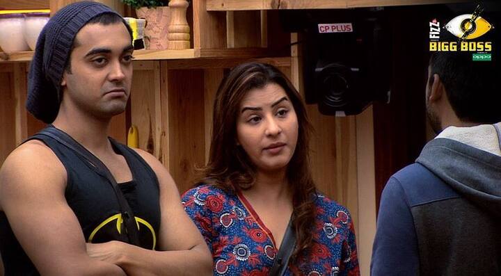  सुबह होते ही घरवाले अलग-अलग नामों के जरिए नॉमिनेट किए जाने वाले कंटेस्टेंट्स के खिलाफ रणनीति बनाने लगे. इस दौरान लव और पुनीश की दोस्ती भी देखने को मिली.