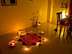 Vastu Tips: घर को सजाने के लिए दीवारों पर न टांगे गलत पेंटिंग, नहीं तो भाग्य में आएंगी रूकावटें