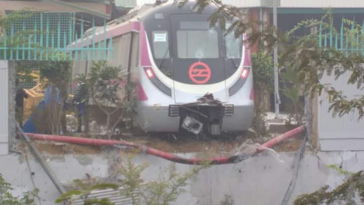 मेट्रो हादसे पर मेट्रो का परिचानल करने वाली संस्था डीएमआरसी का बयान आया है. डीएमआरसी ने हादसे के लिए गलती मानी है. डीएमआरसी के मुताबिक ट्रेन को धुलाई के लिए वर्कशॉप में लाया गया था. यहां धुलाई के बाद ब्रेक जी जांच किए बिना ही ट्रेन को रवाना कर दिया गया.