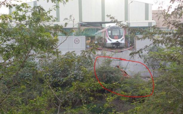 इस मेट्रो लाइन का 25 दिसंबर को प्रधानमंत्री नरेंद्र मोदी करना है. 25 दिसंबर को पूर्व प्रधानमंत्री अटल बिहारी वाजपेयी का जन्मदिन है और इसी दिन दिल्ली मेट्रो के 15 साल भी पूरे हो रहे हैं.