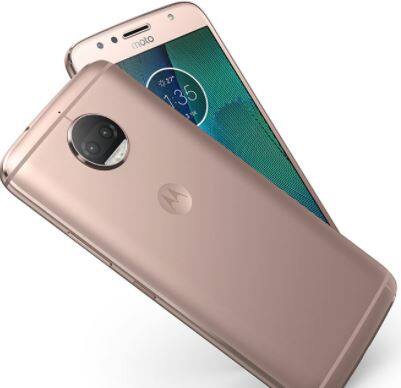  मोटो G5S प्लस की बात करें तो इसमें 5.5 इंच की स्क्रीन दी गई है जिसकी रिजॉल्यूशन 1080x1920 पिक्सल है. इसमें स्नैपड्रैगन 625 प्रोसेसर दिया गया है. रैम के आधार पर इसके दो वैरिएंट 3GB RAM+32GB और 4GBRAM+64GB लॉन्च किए गए हैं. 