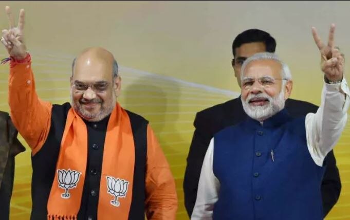 पीएम मोदी के गृहराज्य गुजरात में 100 से कम यानी 99 सीटें पाकर चुनाव जीतने वाली बीजेपी (भारतीय जनता पार्टी) और उसके समर्थक इसका जश्न मना रहे हैं. राज्य में 22 साल की इंकंबेंसी और केंद्र में पिछले साढ़े तीन साल की इंकंबेंसी के बाद मिली इस जीत को कई लोग बड़ी जीत बताने में लगे हैं वहीं पार्टी की सीटों में आई कमी और कांग्रेस की सीटें बढ़ने को मोदी के घटते प्रभाव के तौर पर भी देखा जा रहा है. 