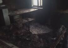 बिहार में नक्सलियों ने फूंका रेलवे स्टेशन, दो रेलकर्मियों को अगवा किया