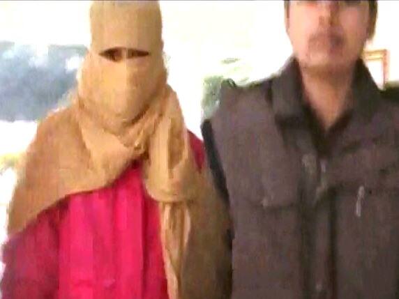 UP Police arrest con bride and her husband लुटेरी दुल्हन गिरफ्तार, पति बनता था भाई, करता था कन्यादान, और फिर...