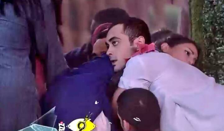  लेकिन जब विकास गुप्ता अपना अंडा बचाने की कोशिश कर रहे थे तो हिना खान ने उनपर मारने का आरोप लगाया है. अंडा बचाने के दौरान एक मौका ऐसा आता है जब सभी कंटेस्टेंट नीचे गिर जाते हैं.