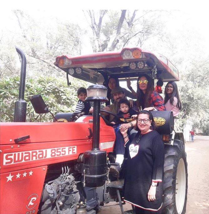 सैफ ने तो तैमूर को ट्रैक्टर की सवारी भी कराई. इस तस्वीर में करीना, करिश्मा और उनके बच्चे नज़र आ रहे हैं.